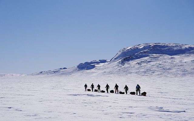 groep reizigers trekt door de sneeuw