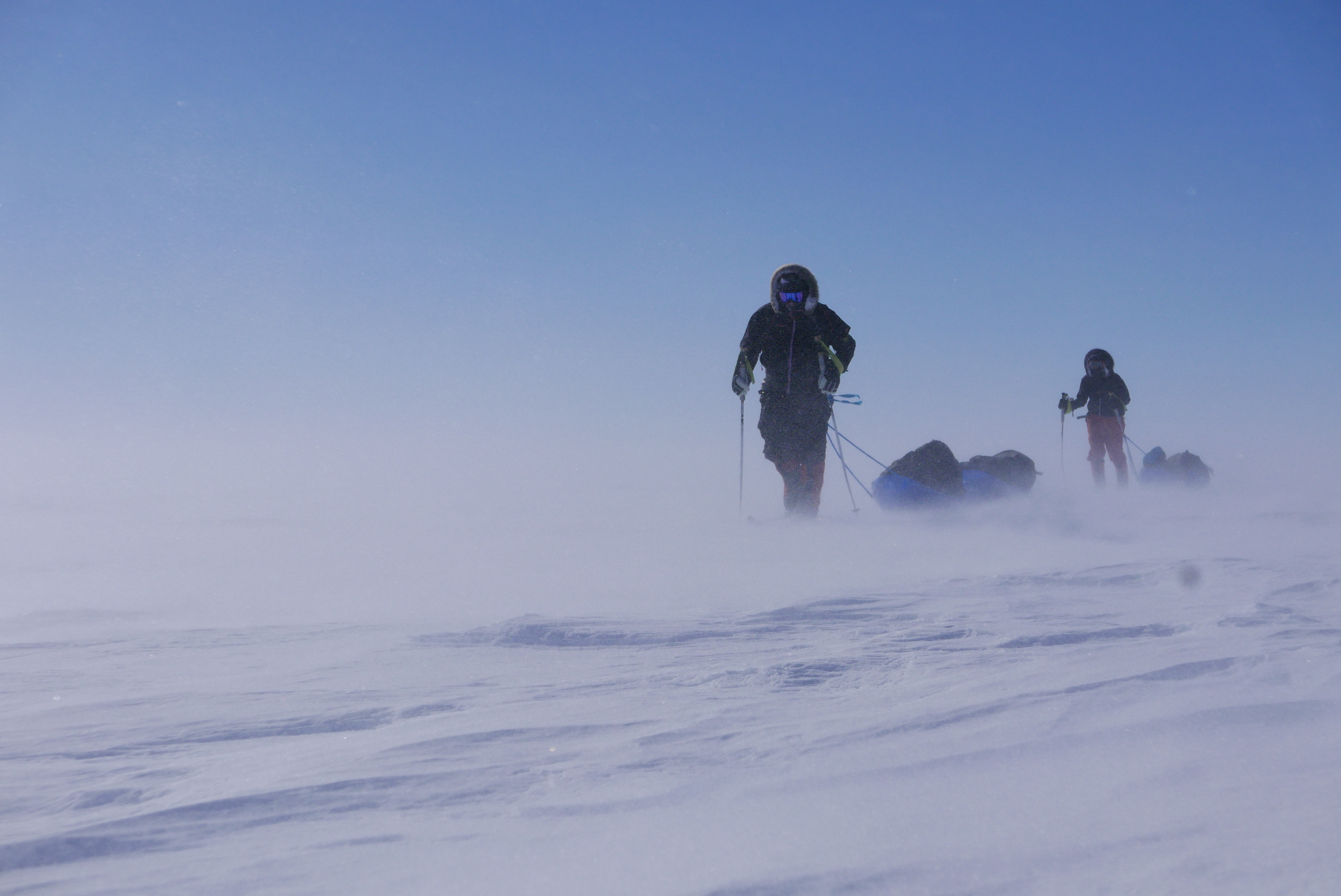 twee reizigers trekken door de artic