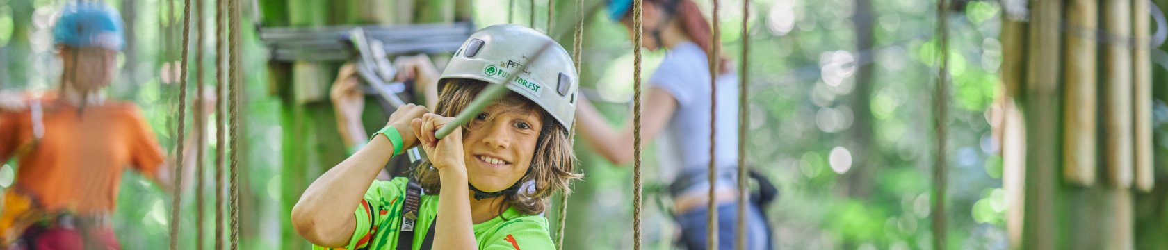 jongetje klimt in het fun forest